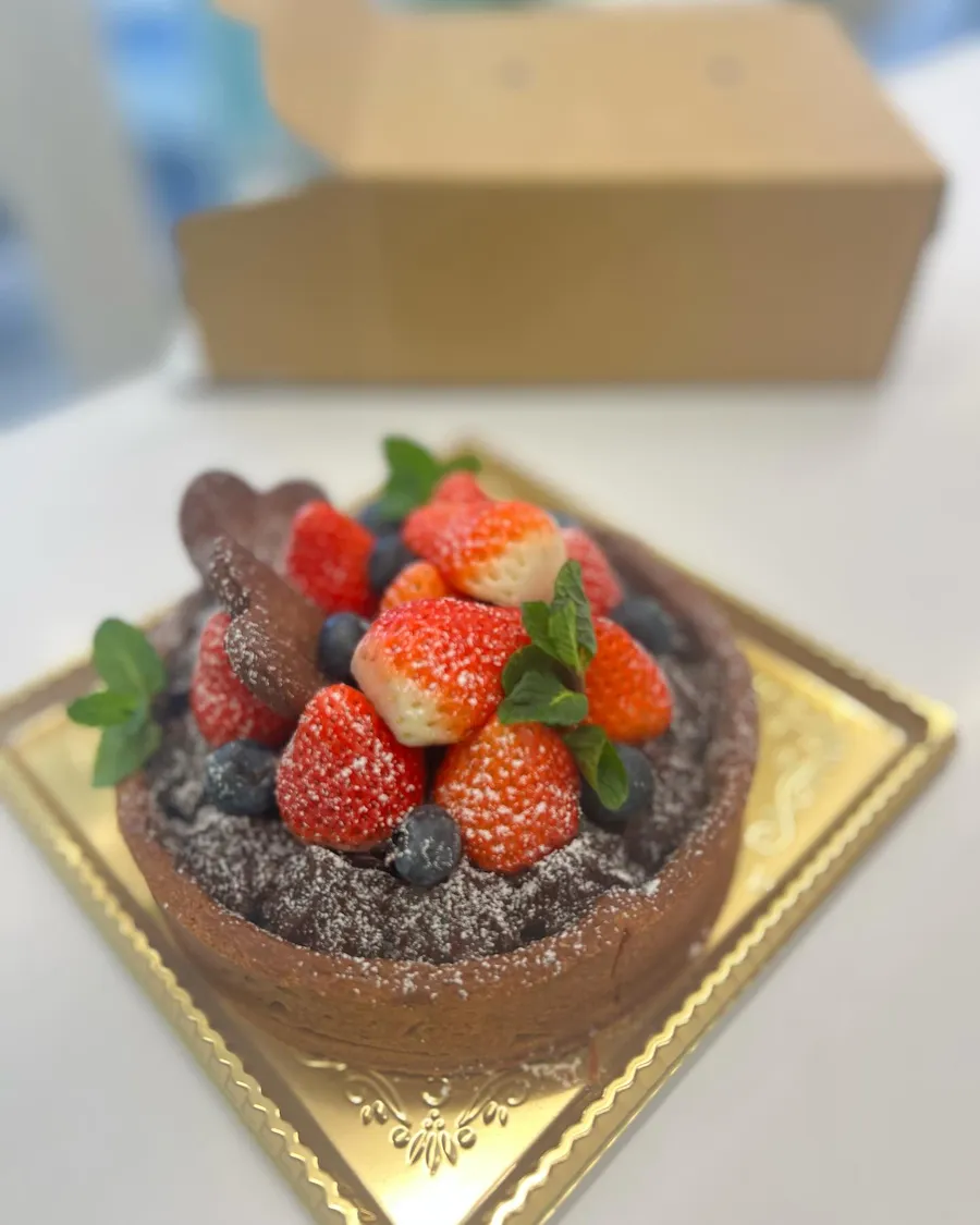 苺をのせたチョコレートケーキ