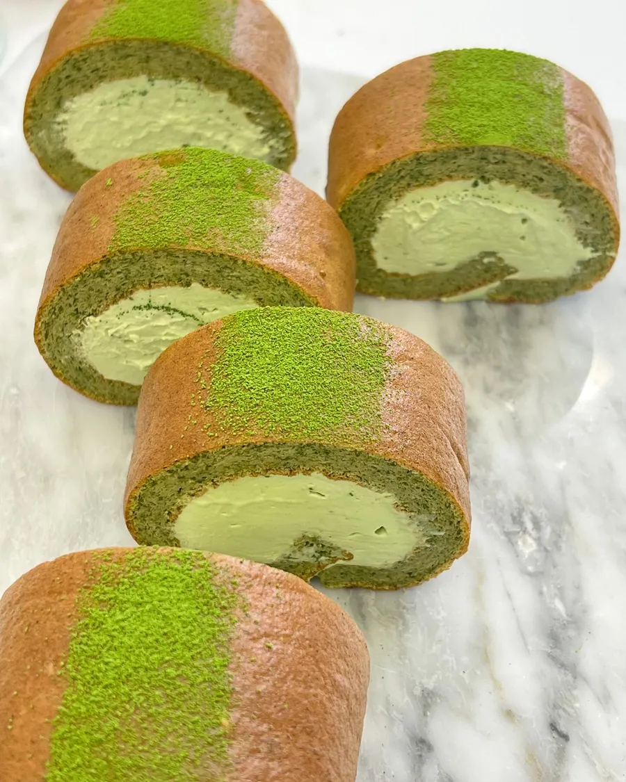 抹茶のロールケーキ