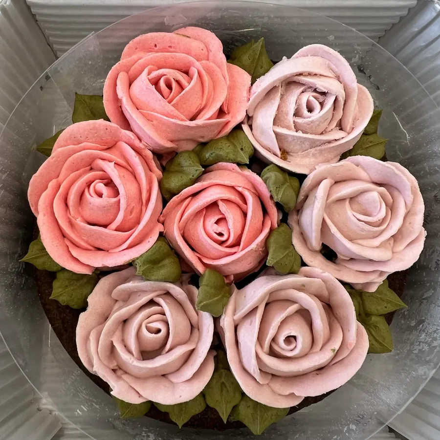 薔薇を絞ったケーキ