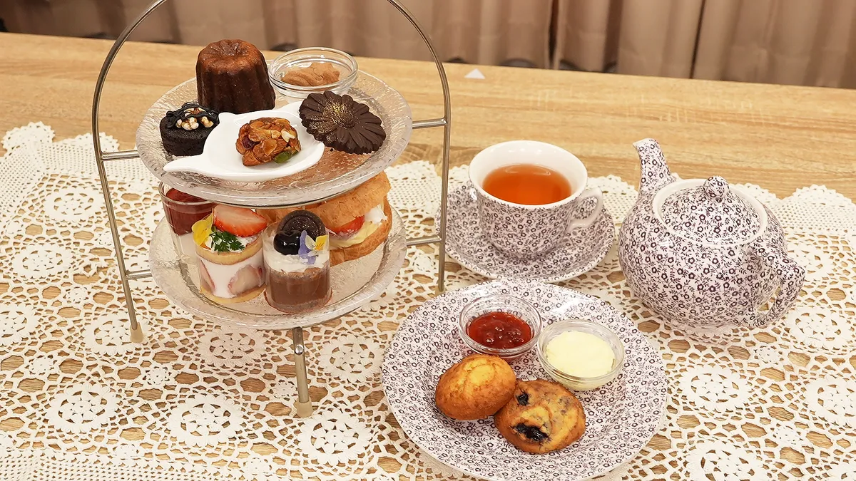 sinless式のアフタヌーンティー。ティースタンドのスイーツとスコーン、紅茶